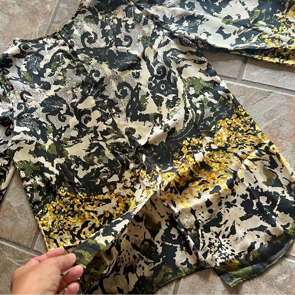 ⭐️BOGO FREE⭐️ Vince Camuto EUC blouse - Picture 6 of 11